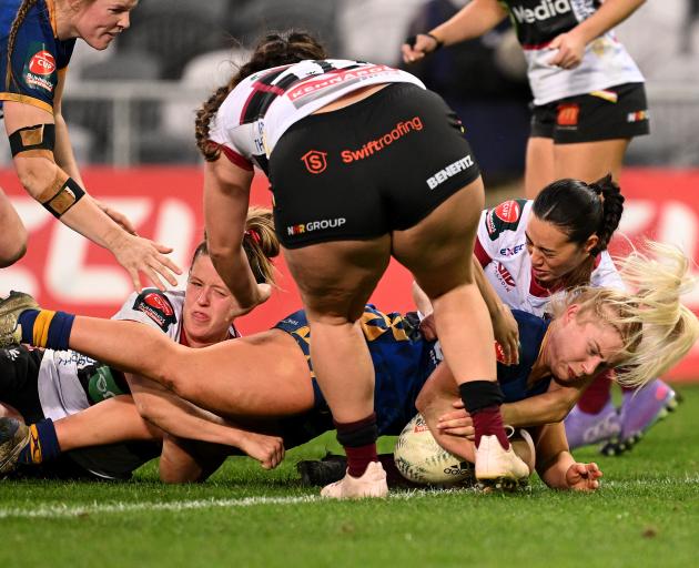 Leah Miles scores a try to give the Otago Spirit a comfortable 39-13 win. Photo: Getty Images