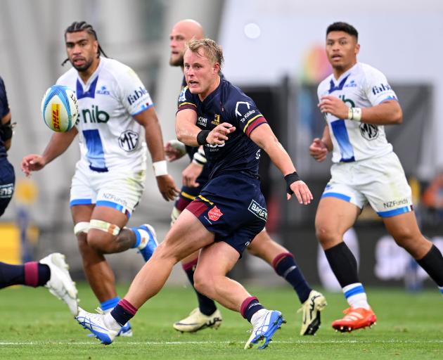 Sam Gilbert of the Highlanders passes the ball. Photo: Getty Images