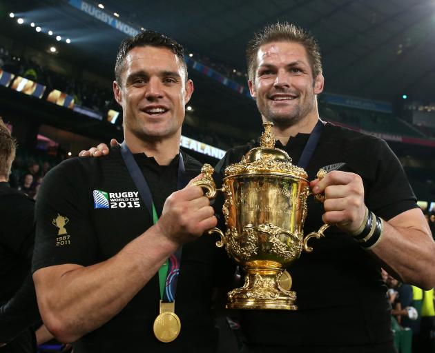 All Blacks Dan Carter (left) and Richie McCaw with the Webb Ellis Cup in 2015. Photo: Getty Images 