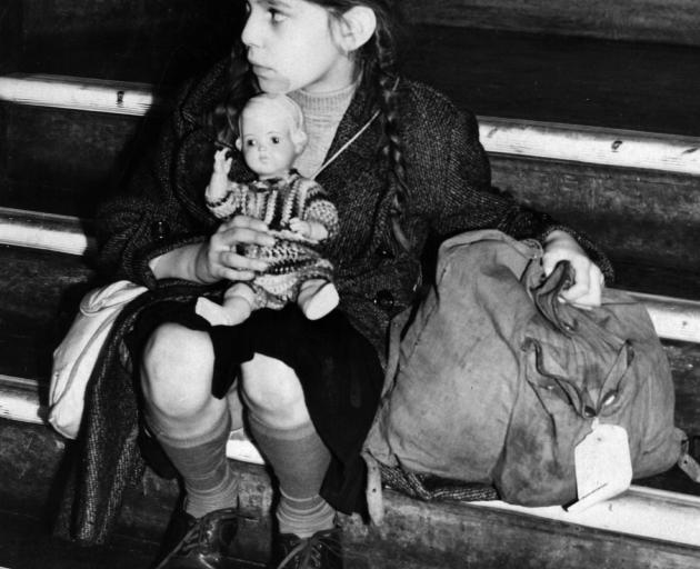 Tired and alone, an 8-year-old "kindertransport" refugee from Germany, arrives in England in 1938...