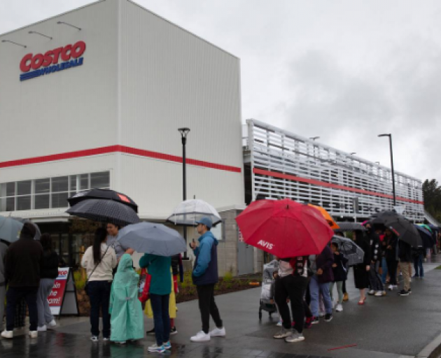 Lines outside the new Costco in West Auckland. Photo: NZ Herald