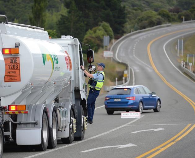 Police redirect traffic on SH1 at Evansdale. PHOTO: Gerard O'Brien