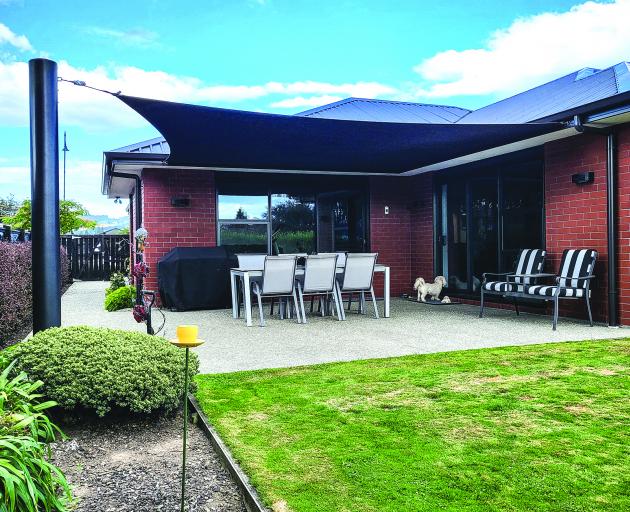 Residential customers outdoor area, sunshade, BBQ cover and chair covers done by Covermarq.