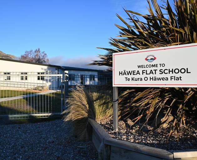 A sign at the entrance to Hāwea Flat School.