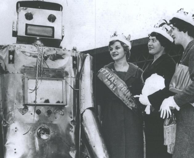 A queen, princesses and a robot. Automaton Brosco with the festival queen and princesses in 1961....