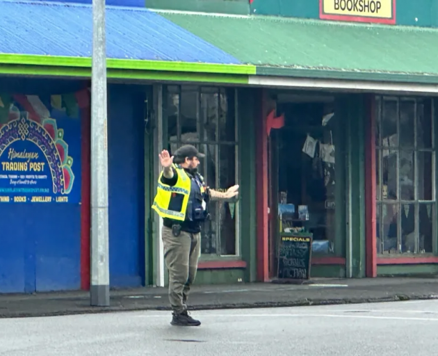 Police direct traffic amid power cuts in Whangārei. Photo: RNZ / Susan Edmunds