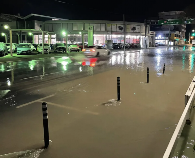 Flooding on Kent Terrace. Photo: Bill Hickman/RNZ