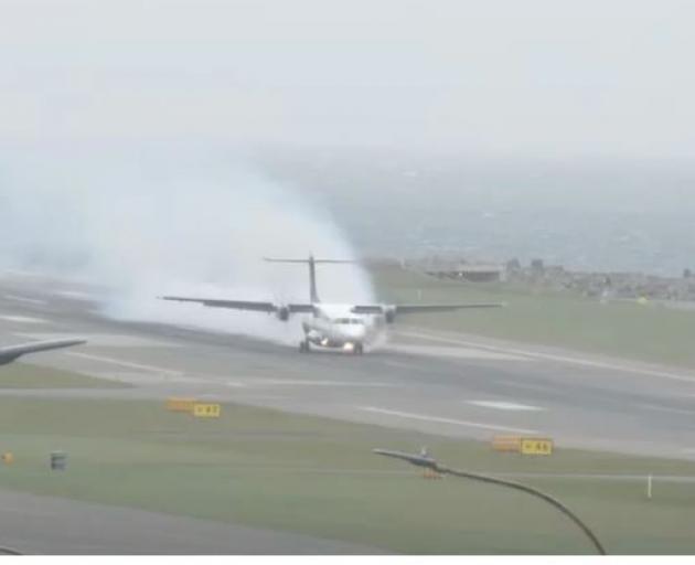 The dramatic landing was caught on camera. Photo: Screenshot / Wellington Flights Live