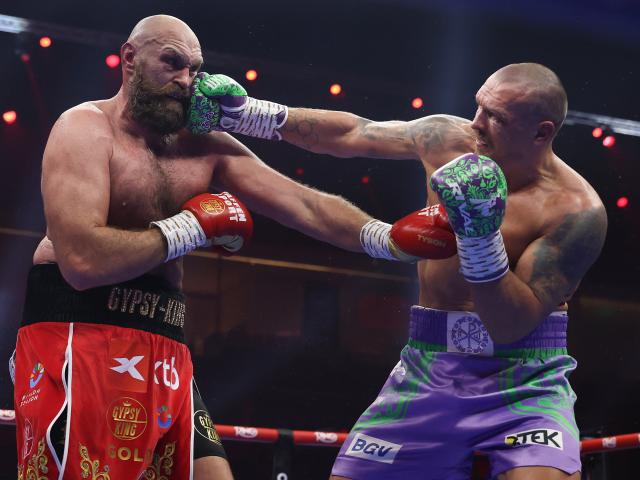 Tyson Fury (left) during his last bout with Oleksandr Usyk. Photo: Getty Images