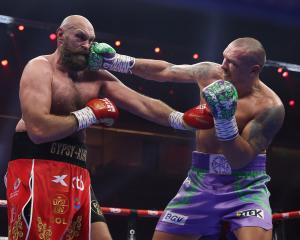 Tyson Fury (left) during his last bout with Oleksandr Usyk. Photo: Getty Images