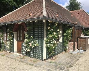 The pavilion at Roseraie du Val-de-Marne has ‘Ghislaine de Feligonde’ growing up the walls.