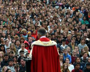 Dunedin City Mayor Dave Cull welcomes University of Otago students for the 2014 academic year....