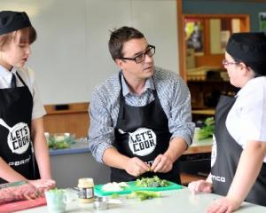 New Zealand's first Masterchef and former teacher Brett McGregor shows Bayfield High School...
