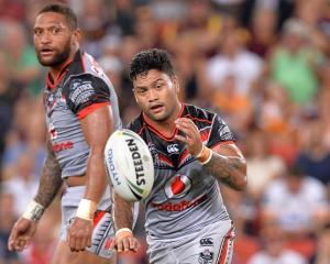 The Warriors' Issac Luke gets a pass away. Photo Getty