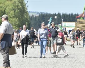 Some of the large crowd on a very hot day at the Southern Field Days today. Photo: Gregor Richardson