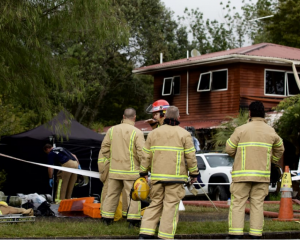 Ambulance had to be alerted by phone about a fatal fire in Auckland last month. Photo: RNZ