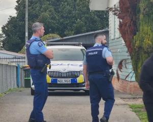 Police at the scene of the Māngere shooting incident this morning.&nbsp;Photo:&nbsp;RNZ 