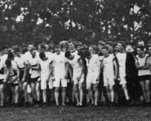 Competitors and spectators at Wingatui for the Edmond Cup harrier race. — Otago Witness, 24.6.1924