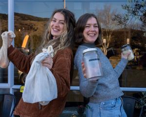 Catrin Smith from Wastebusters (left) and Eden Shearer from Freshlink are promoting Plastic Free...