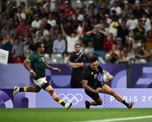 Moses Leo scores New Zealand's third try against South Africa. Photo: Reuters 