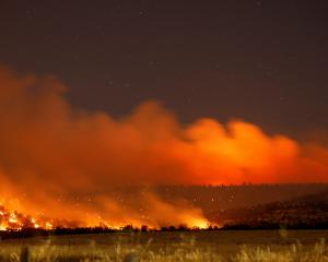 Smoke and flame rise from the Park Fire burning near Chico in California. Photo: Reuters 