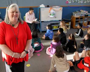 Stirling’s new principal Donna Watson, with Meisha Cochrane and her room 2 children. PHOTO: NICK...