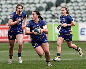 Otago Spirit's Oceana Campbell runs the ball up against North Harbour Hibiscus. Photo: Getty