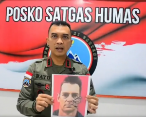 An Indonesian police spokesman holds up a photo of Glen Malcolm Conning in a video. Photo:...