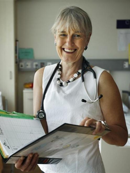 Dr Poole does her rounds at Auckland City Hospital. Photo by <i>The New Zealand Herald</i>.