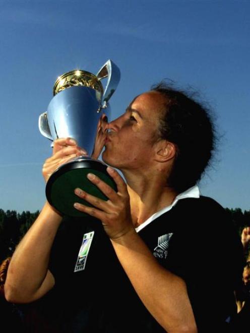 Farah Palmer kisses the trophy after leading the Black Ferns to a World Cup win in 1998.