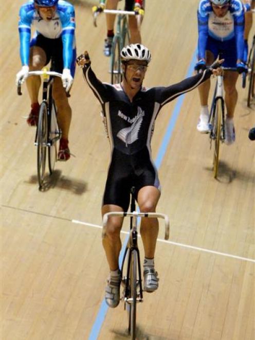 Greg Henderson celebrates after winning the scratch final at the 2004 world championships in...