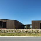 Two types of cedar cladding, with a dark and a warm stain, accentuate the lines of the windows...