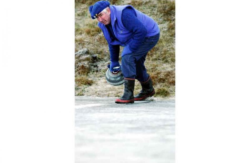 Murray Nash of Dunedin delivers his stone.