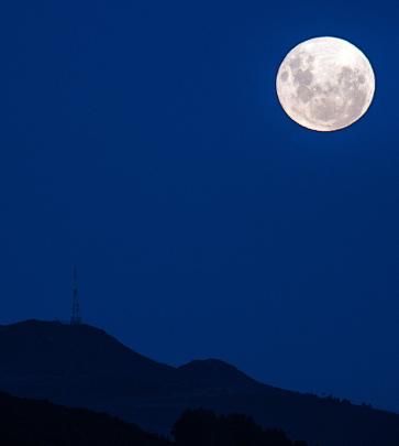 The 'wolf moon' over Mt Cargill. Photo: Dr Ian Griffin/Twitter