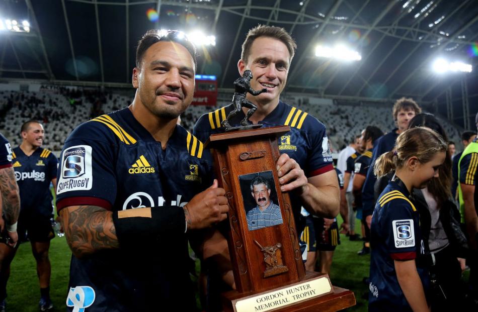 Highlanders co-captains Ash Dixon (left) and Ben Smith show off the Gordon Hunter Memorial Trophy after beating the Blues 41-35 last night. Photos: Getty Sport