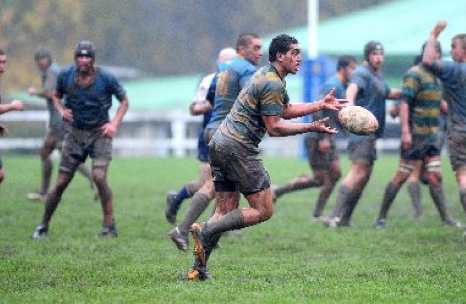 Green Island second five-eighth Titapu Lewington takes a pass.