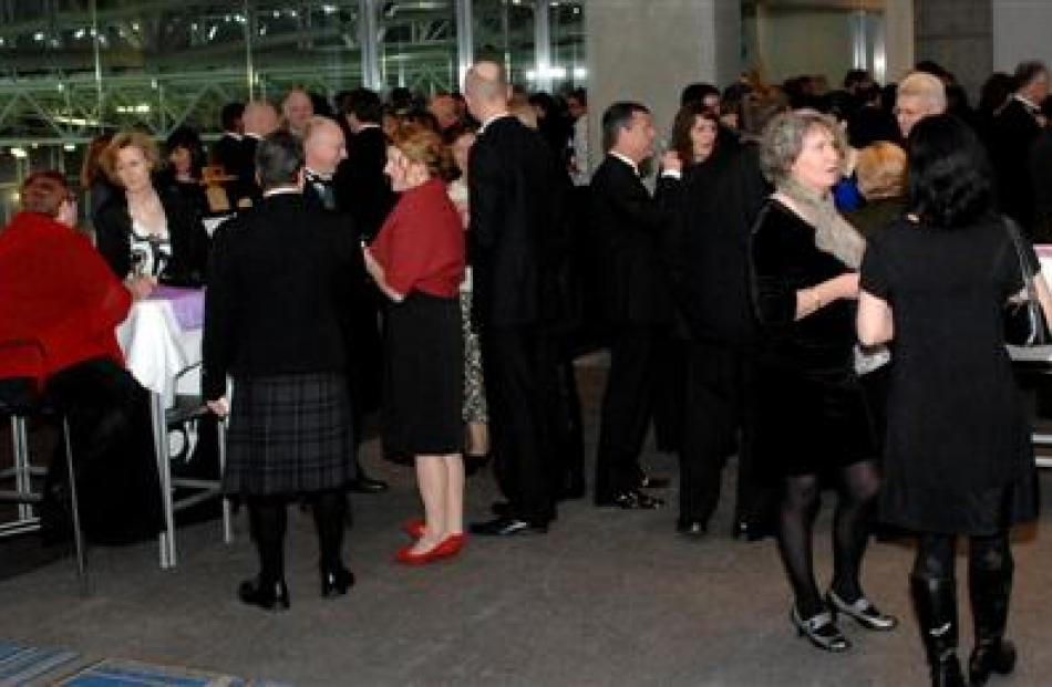 Guests enjoy pre-dinner drinks. Photos by Linda Robertson.