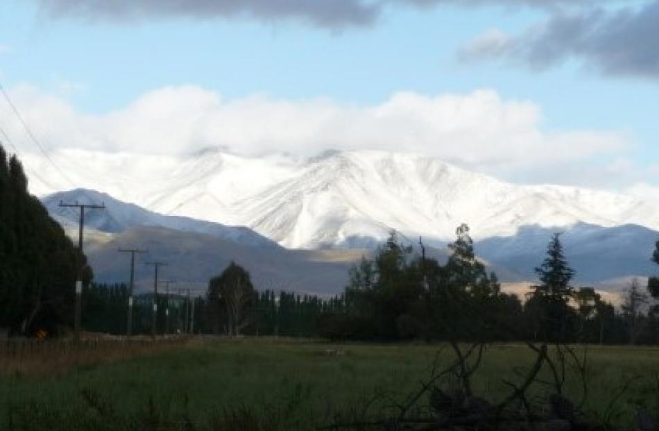 Snow lies on the mountains behind Kurow this morning. Photo Margery and Brian Deaker