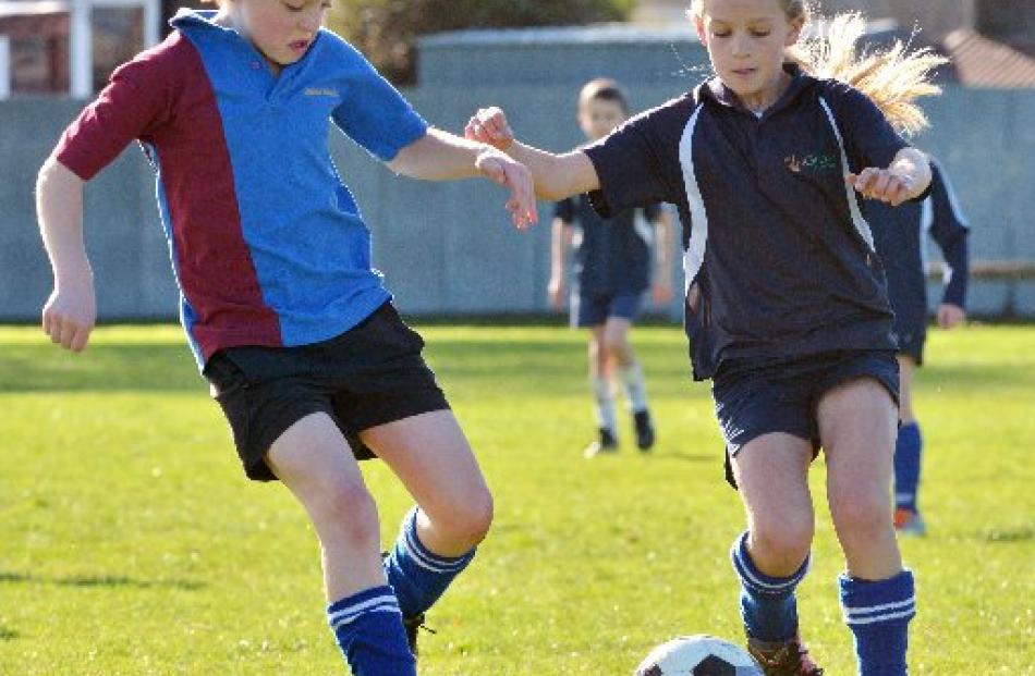 Zeke Buschl (10), of Outram Primary School, challenges Raegan Potter (10), of Elmgrove School.