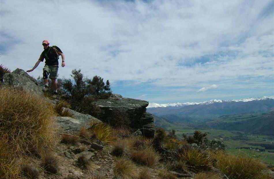 The Mt Rosa Track with the Wakatipu basin below.