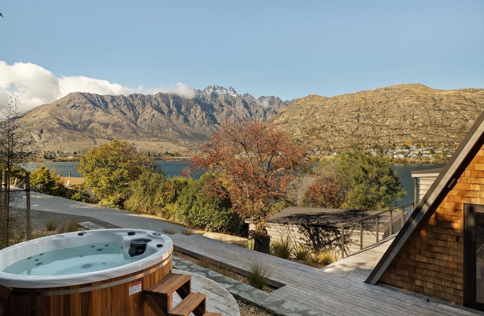 The house sits above Frankton Arm, overlooking Lake Wakatipu. 