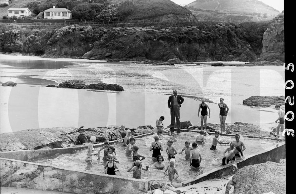 Outdoor pool at Brighton Beach 1955