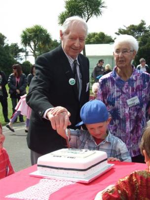 Former Taieri Beach School pupil Maurice Knarston (91) and pupil David Street (5) cut the cake...