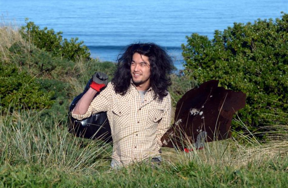 Jon Bakos rubbish collecting at St Kilda Beach. Photo by Gerard O'Brien.