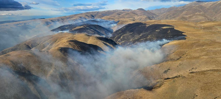 The fire began at midday on Friday and has burnt through about 800ha of vegetation. Photo:  Otago...