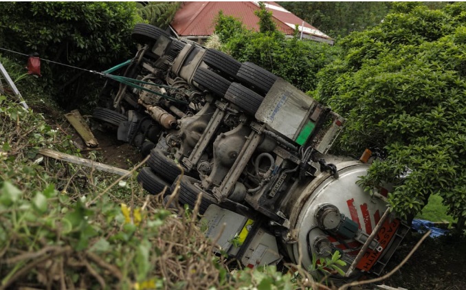 A large truck has flipped down a bank on Mortimer Terrace in Aro Valley. Photo: RNZ / Samuel...