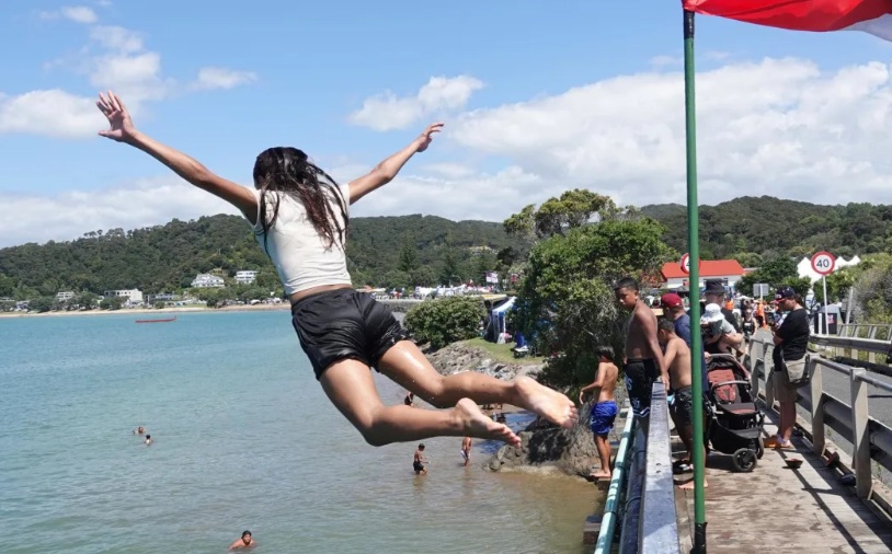 A highlight of Waitangi for many of the young people is the manu - diving off the bridge. Photo: RNZ